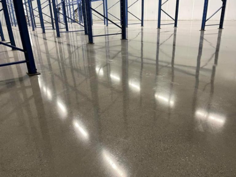 Tozsuz beton silim yapılmış geniş alan